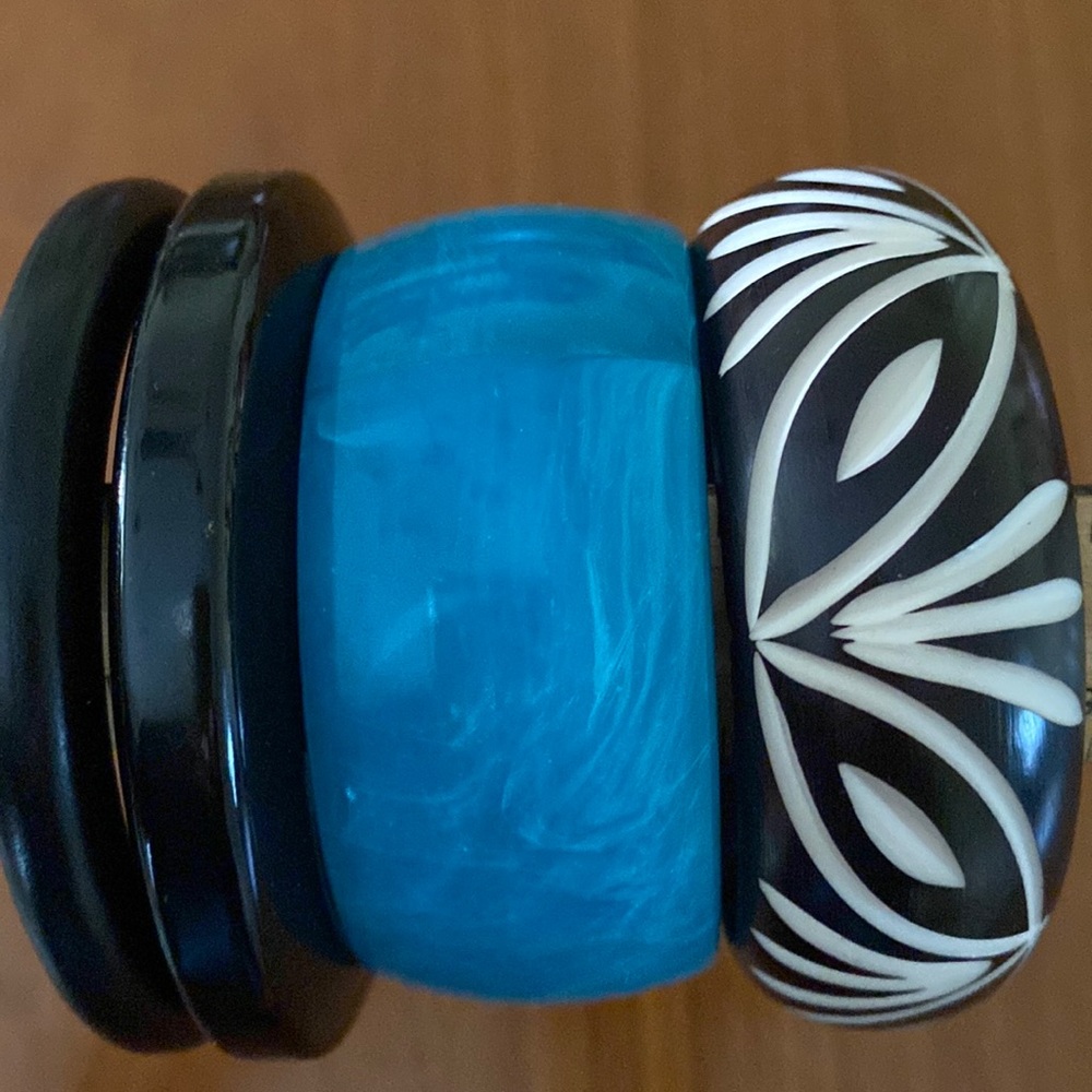 VTG Set of 4 Wooden& Plastic Bangles